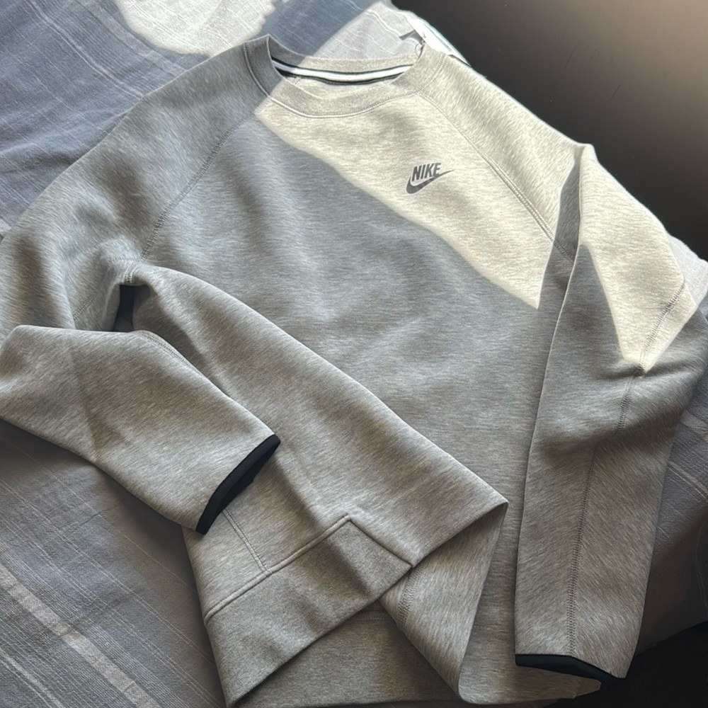 Nike boys crew sweatshirt Nike tech material